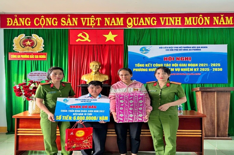 Chi hội Phụ nữ Công an phường Bắc Gia Nghĩa thực hiện chương trình “Mẹ đỡ đầu”